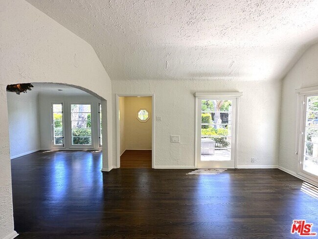 Building Photo - 9019 Rosewood Ave