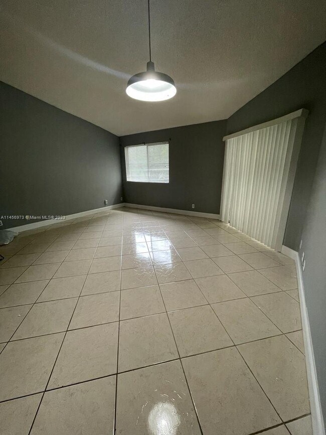 Building Photo - 9755 Westview Dr