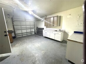 Building Photo - 1217 NE 1st Pl
