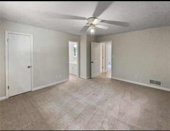 Main bedroom - 86 Fair Oaks Dr SE