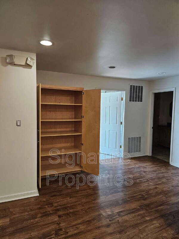 Building Photo - 2312 W Cary St