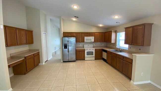 Foto del edificio - 4 Bedroom, 2 Bath Single Family Home in Or...