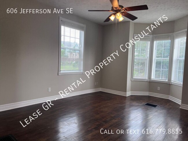 Foto del edificio - Recently Remodeled Spacious Four Bedroom!