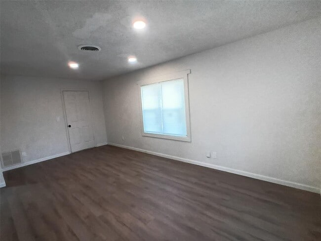 Building Photo - 4000 SE 10th Pl