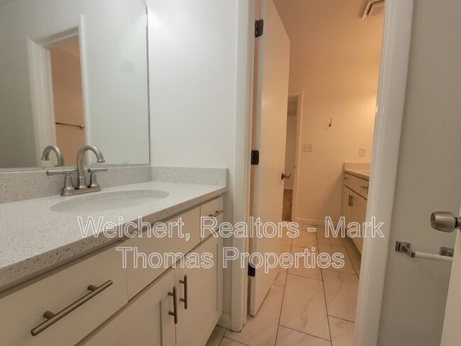 Building Photo - 111 Twisted Oak Pl