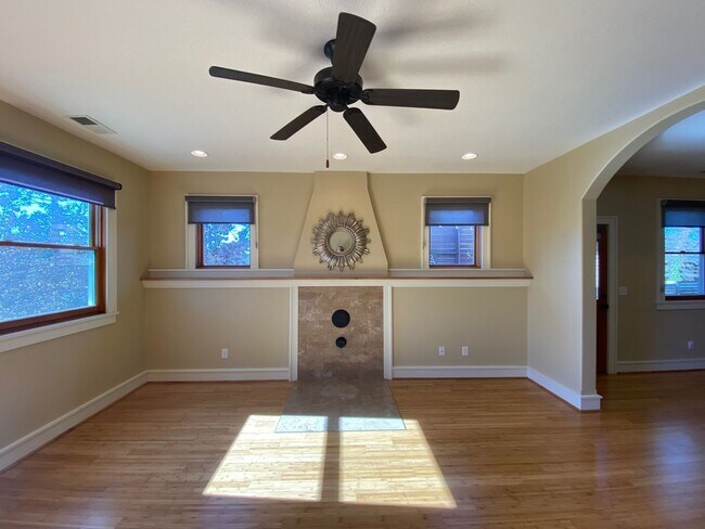 Building Photo - West AVL Beauty - Ticks all the boxes!