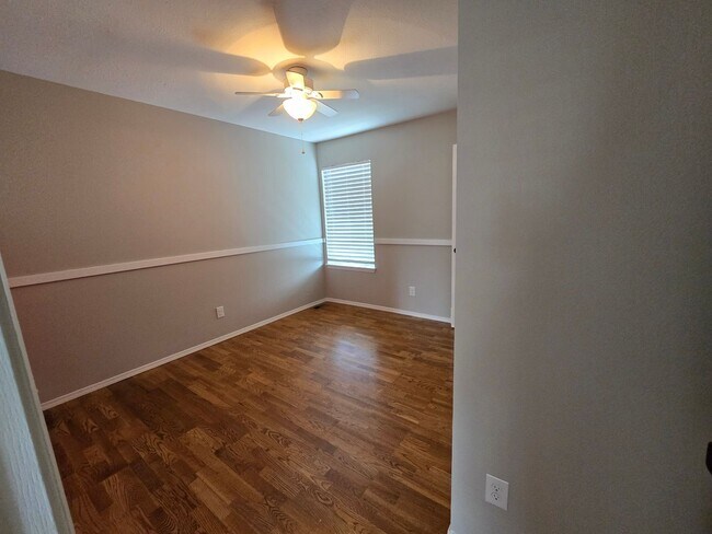 Building Photo - AVAILABLE NOW! Sweet Little House In Westlake