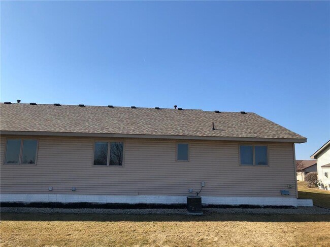Building Photo - 1027 Tamarack Pl