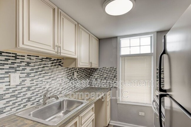 Building Photo - 2425 Barclay St