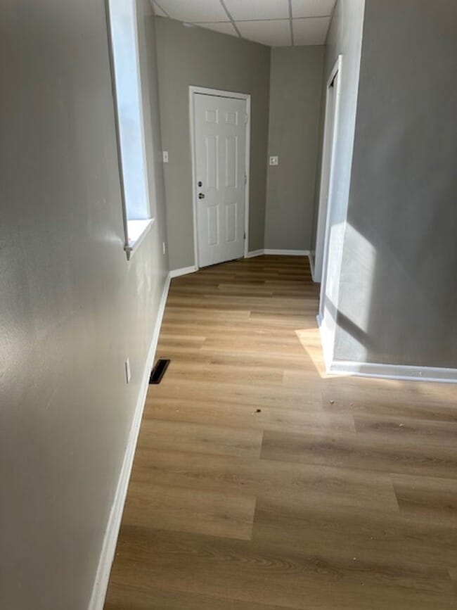 Building Photo - Newly Renovated 1/2 Bedroom 1 Bath Rental