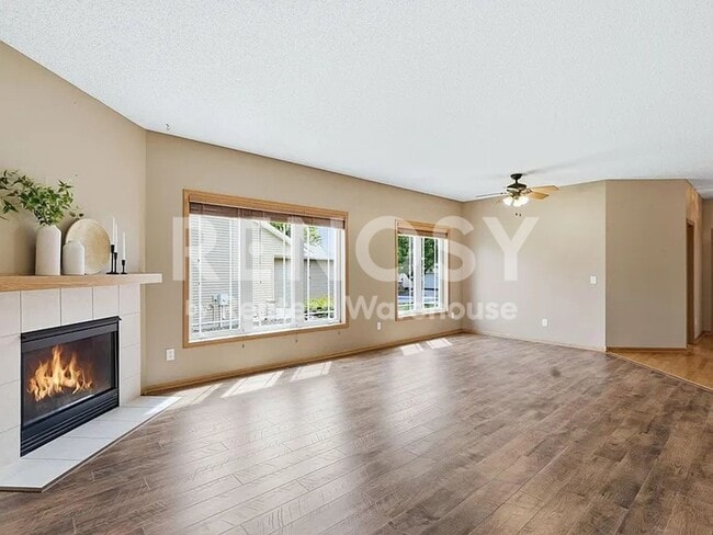 Building Photo - 6452 MacLaren Ave NE