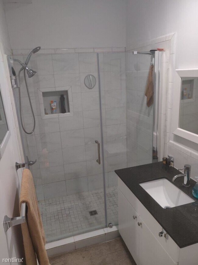 Foto del edificio - 2 br, 2 bath  - 1215 Carpenter St Unit 1