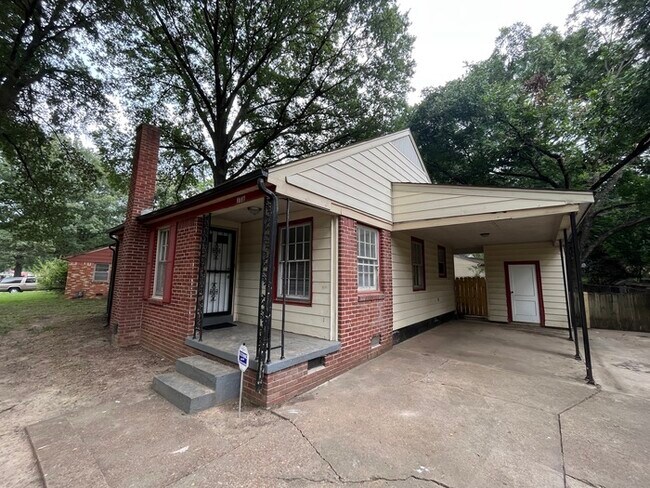 Building Photo - $300 OFF FIRST MONTH'S RENT!