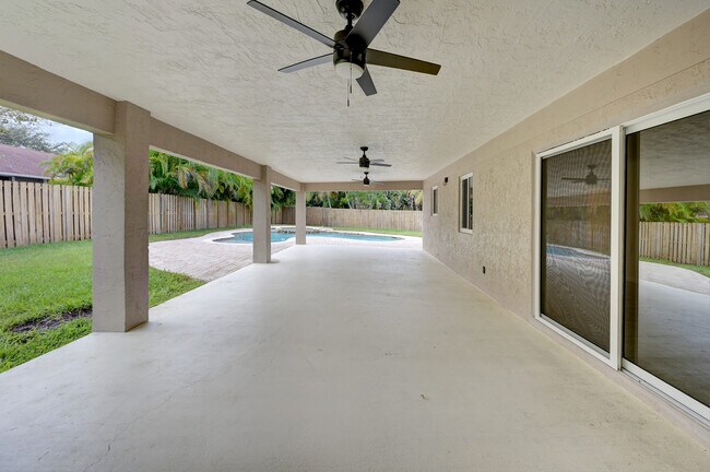 Foto del edificio - 630 SW 159th Terrace