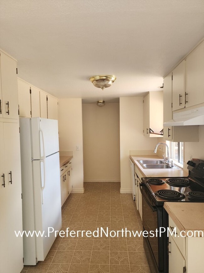 Building Photo - River Road 3 Bedroom Home!
