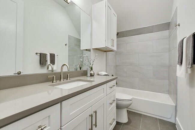 Building Photo - 1120 Christie Dr