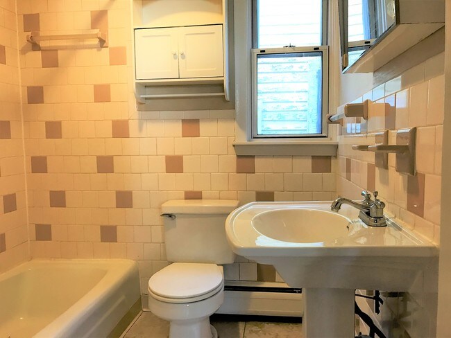 Circa ¡Baño! - 18-22 Warren Ave