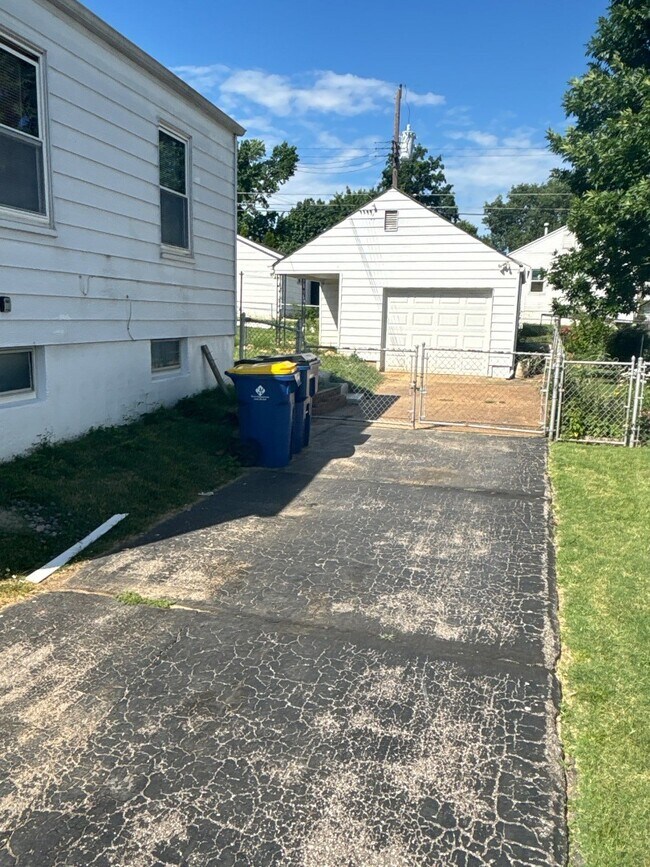 Building Photo - Updated Two Bedroom One Bath Home with Det...