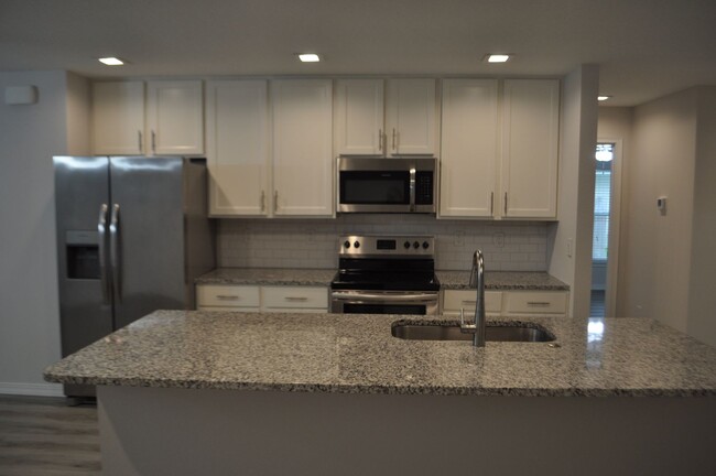 Building Photo - 1/2 Duplex in Seminole Woods