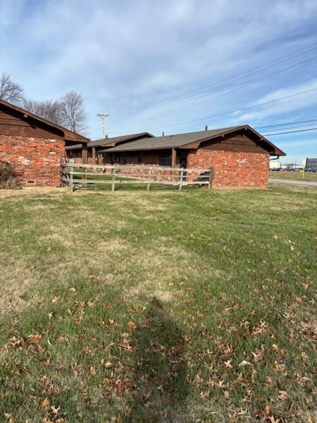 Foto principal - 2 BEDROOM 4- PLEX, NEWER FLOORING, FRESH PAINT, CLEAN AND QUIET.