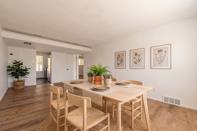 Building Photo - COURTYARD GARDENS APARTMENTS