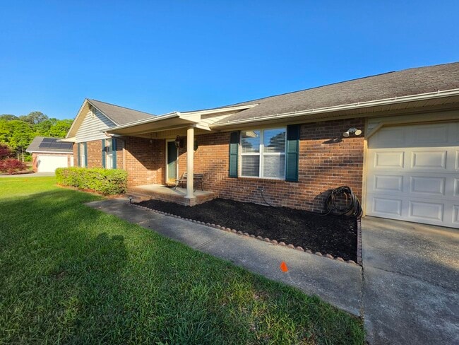 Building Photo - 450 Derek Dr