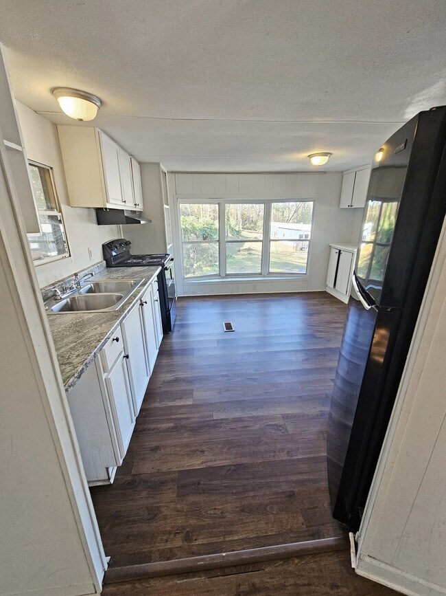 Foto del edificio - 412 McElhaney Rd