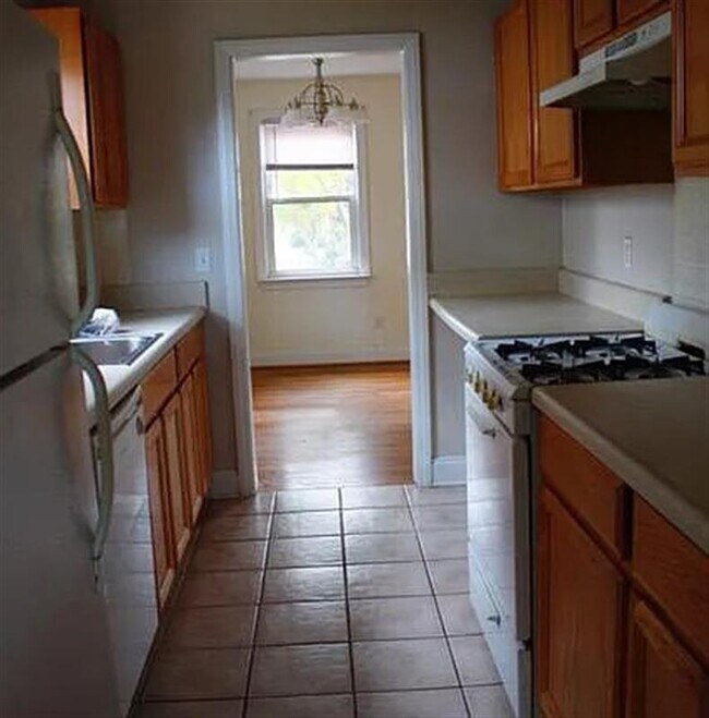 Building Photo - Sweet Cozy Home S