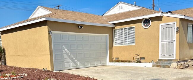 Foto del edificio - 8246 Beeman Ave