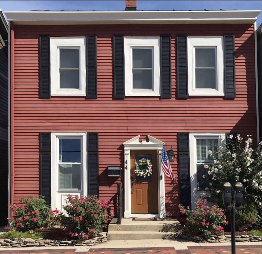 Second floor apartment - 44 W Mulberry St