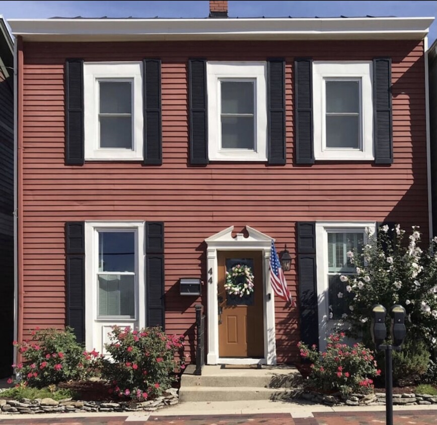 Second floor apartment - 44 W Mulberry St