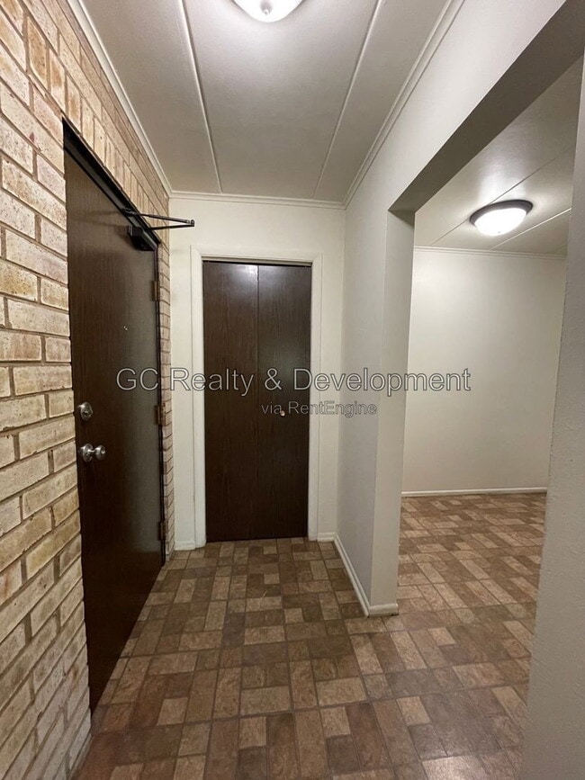 Foto del edificio - 180 N Wolf Rd