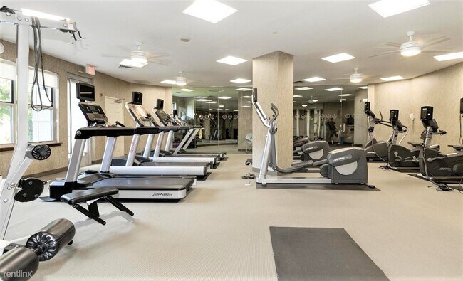 Foto del edificio - 11800 Sunset Hills Rd
