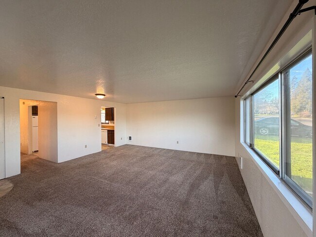Building Photo - 104-114 SW Chandler Dr