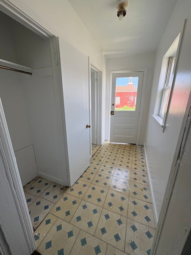 Building Photo - 1701 W Philadelphia St