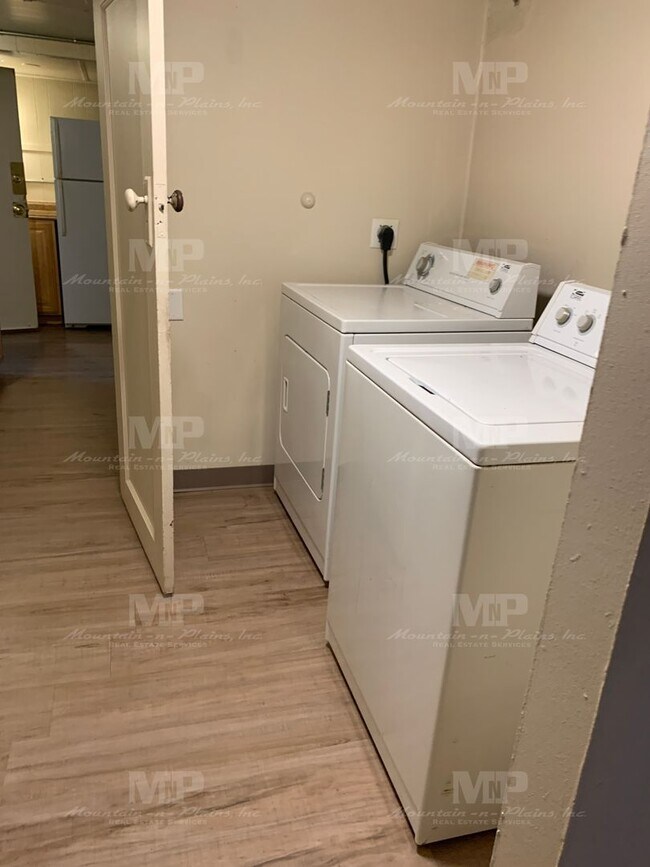 Foto del edificio - 622 1/2 S Loomis Ave