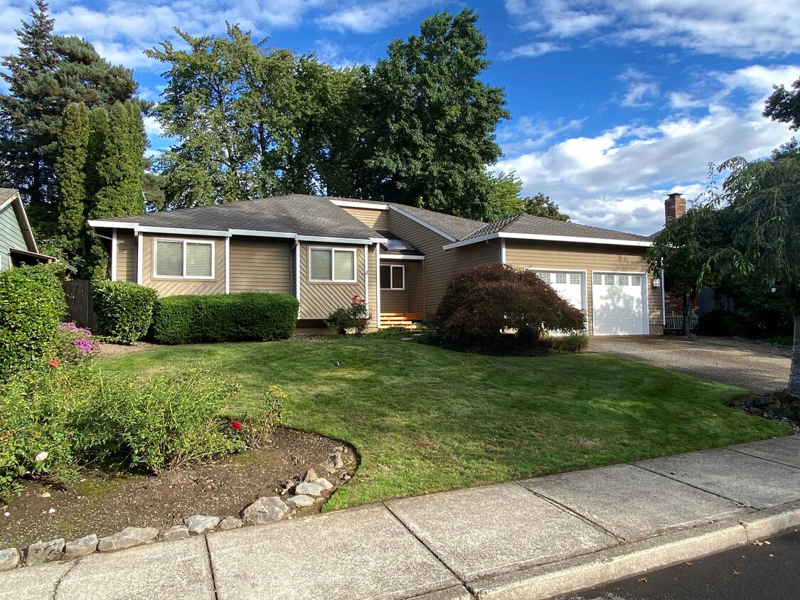 Front Exterior and yard - 1516 SE 51st Ave