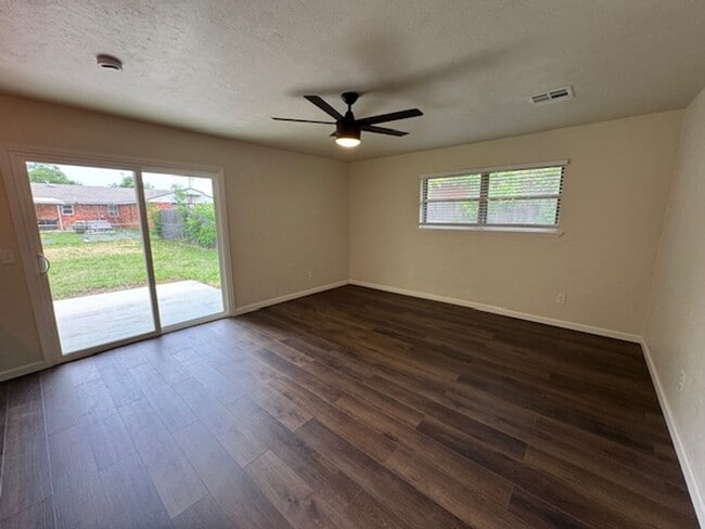 Building Photo - Stunning and trendy 3 bed 2 bath 2 car garage in Moore!