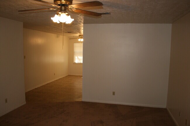 Building Photo - 1206 Airline Dr