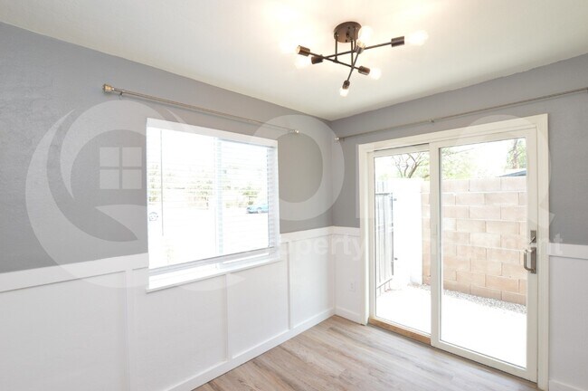 Building Photo - 3225 E Earll Dr