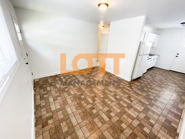 Building Photo - 10 Montis Dr