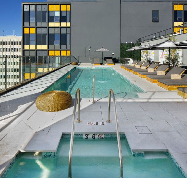 Terraza con piscina en el décimo piso - Crosby