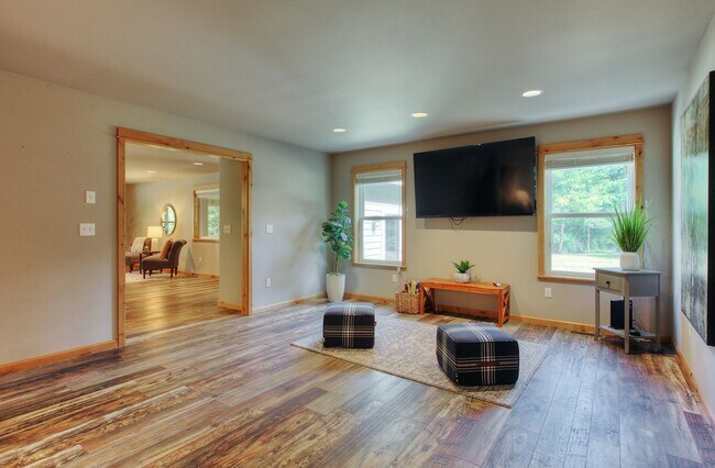 Building Photo - Large 4 bedroom home in Private Location