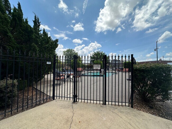 Foto del edificio - South Bluffs area townhome with 2 BR/ 2BA and flex room PLUS 1 car garage and one reserved parkin...