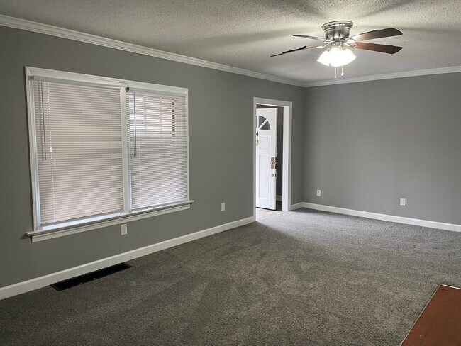 Foto del edificio - 3 BED, 1 BATH HOME $1,275 MONTH, $1,275 DEPOSIT!!