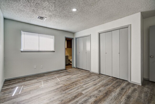 Foto del edificio - Beautiful 2 bed 2.5 bath condo home! Ready Soon!