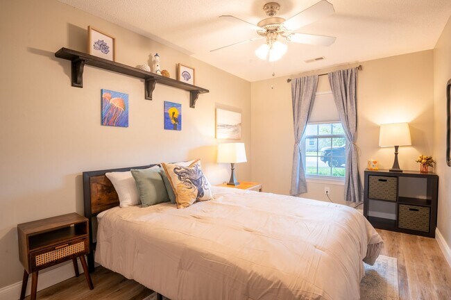 Foto del edificio - FURNISHED RENTAL-AVAILABLE 3-12 MONTHS STARTING JUNE 10, 2026