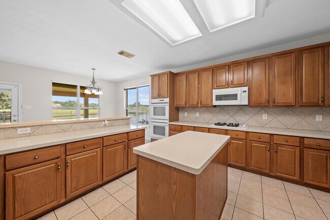 Building Photo - 1215 Pelican Hill Dr