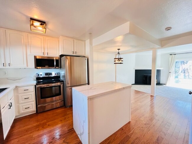 Foto del edificio - Move-in Ready 2BD/2.5BA Townhome in Westsi...