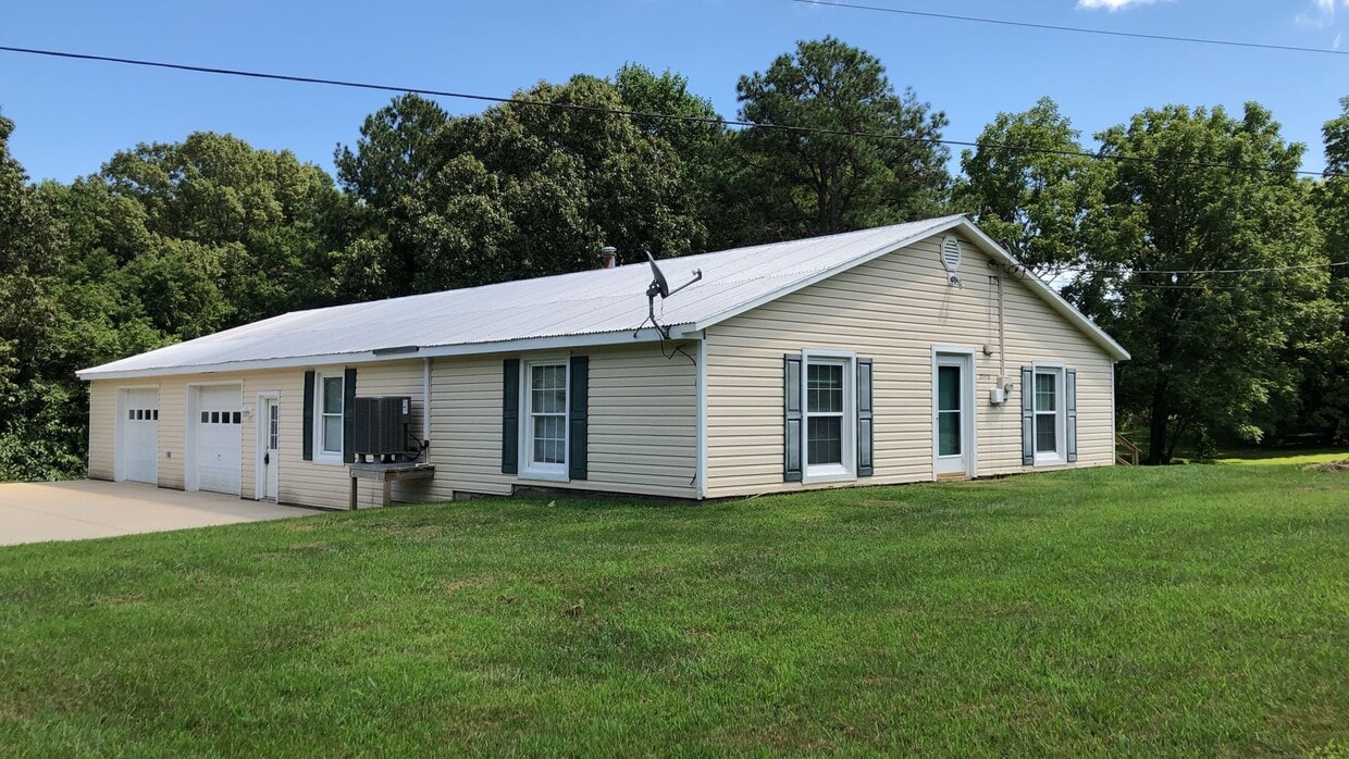 Primary Photo - Very large 2 bedroom Rambler in Park Hall, MD